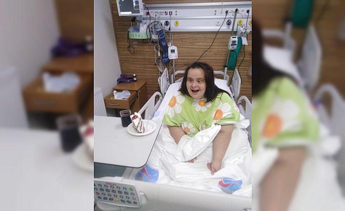 Down sendromlu Kovid-19 hastasına sürpriz doğum günü