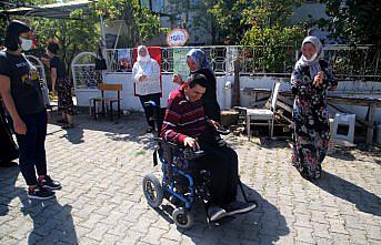 Engelli çocukları için hayalini kurduğu akülü sandalyeye 23 yıl sonra kavuştu