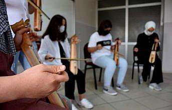Kemençe eğitimi alan öğrenciler, kamera karşısına geçip klip çekti