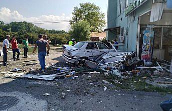 Samsun'da kamyonet park halindeki otomobile çarptı 3 kişi yaralandı