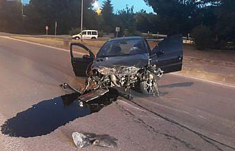 Samsun'da refüje çarpan otomobildeki 4 kişi yaralandı