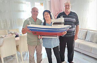 Şehit ailesine, oğullarının balıkçılık yaptığı teknenin maketi hediye edildi