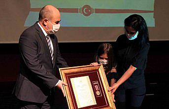 Şehit polisin devlet övünç madalyasını 7 yaşındaki kızı aldı