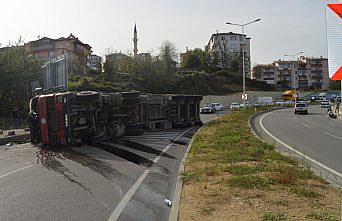 Bartın'da devrilen demir yüklü tır ulaşımı aksattı