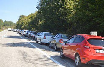 Bartın'da kestane toplamak isteyen vatandaşlar uzun araç kuyrukları oluşturdu