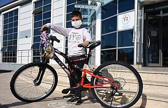 Bisikleti ezilen 6 yaşındaki Utku'ya Bakan Kasapoğlu'dan bisiklet hediyesi