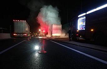Bolu'da seyir halindeki kamyonun römorku yandı