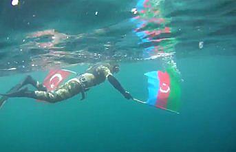 Cumhuriyet Bayramı'nı Türk ve Azerbaycan bayraklarıyla dalış yaparak kutladı