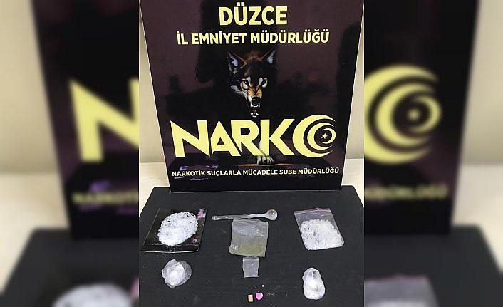 Düzce'de otomobilde uyuşturucuyla yakalanan 2 şüpheli tutuklandı