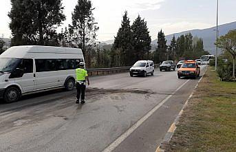 Karabük'te bariyere çarpan pikap refüje çıktı: 2 yaralı