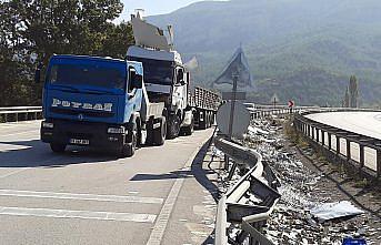 Karabük'te devrilen hurda yüklü tır ulaşımı aksattı