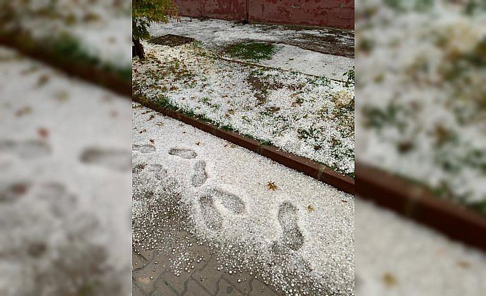 Kastamonu'da etkili olan dolu Seydiler ilçesini beyaza bürüdü