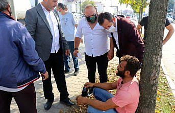 Kaza yapan sürücünün yardımına olay yerinden geçen doktor yetişti