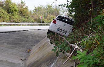 Otomobiliyle yol kenarındaki duvarının üstüne çıktı
