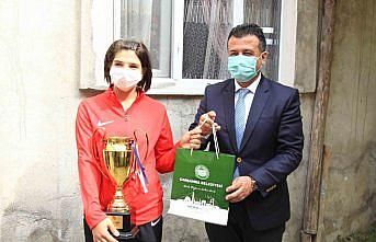 Özel milli sporcu Esra Bayrak annesinin hayalini gerçekleştirdi