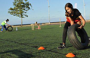 Pandemi dolayısıyla evde hareketsiz kalan çocuklar 