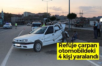 Refüje çarpan otomobildeki 4 kişi yaralandı