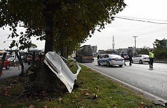 Samsun'da hafif ticari araç ağaca çarptı: 2 yaralı