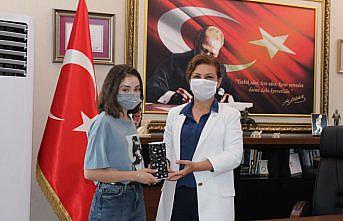 Sokak hayvanlarına yiyecek almak için harçlık biriktirdi