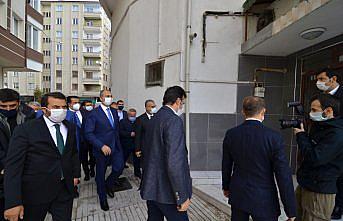 Adalet Bakanı Gül, depremzede aileye başsağlığı ziyaretinde bulundu