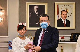 Afganistanlı Fatma, biriktirdiği harçlıkları depremzedelere bağışladı