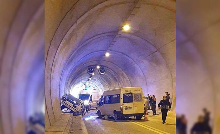 Artvin'de minibüsle otomobil çarpıştı: 1 ölü, 4 yaralı