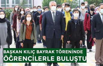 BAŞKAN KILIÇ BAYRAK TÖRENİNDE ÖĞRENCİLERLE BULUŞTU
