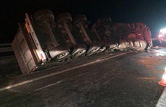 Bolu'da balık yüklü tır devrildi: 1 yaralı