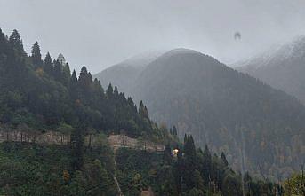 Kaçkar Dağları'ndaki yaylalara kar yağdı