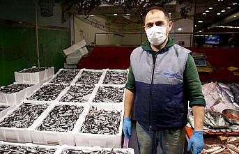 Karadeniz'de tezgahlarda hamsi bolluğu