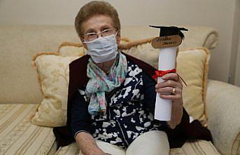 Okuma hevesini yitirmeyen 84 yaşındaki kadın liseden mezun oldu