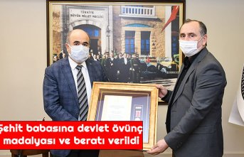 Şehit babasına devlet övünç madalyası ve beratı verildi