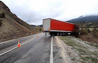 Yağış nedeniyle yoldan çıkan tır şarampole devrildi