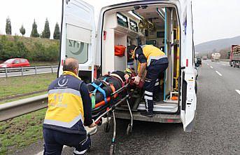 Anadolu Otoyolu'nda kaza yapan araçta sıkışan sürücü kurtarıldı