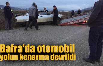 Bafra'da otomobil yolun kenarına devrildi