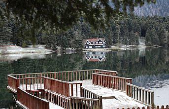 Beyaz örtüyle kaplanan Gölcük ve Abant büyülüyor