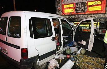 Bolu'da tıra çarpan hafif ticari araçtaki 3 kişi yaralandı