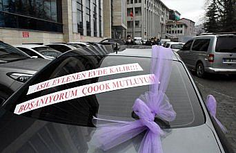 Boşanmasını aracını süsleyerek kutladı