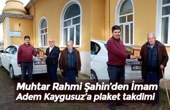 Muhtar Rahmi Şahin’den İmam Adem Kaygusuz’a plaket takdimi