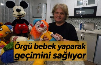 Örgü bebek yaparak geçimini sağlıyor