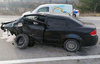 Refüje çarpan otomobildeki 2 kişi yaralandı