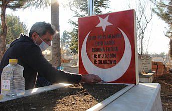 Şehidin kabristanının bakımını mahalle muhtarı yaptı