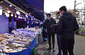 Sokağa çıkma kısıtlaması öncesi balık tezgahlarında yoğunluk yaşandı