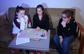 Ahizer öğretmen öğrencilerine 