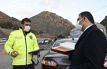 AK Parti Gümüşhane İl Başkanı Köse'den polise tatlılı moral ziyareti