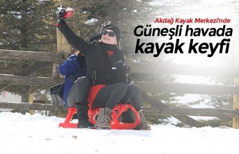 Akdağ Kayak Merkezi'nde güneşli havada kayak keyfi