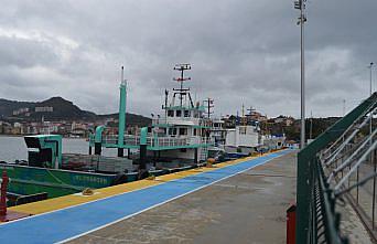 Amasra'da rüzgar nedeniyle balıkçı ve yük gemileri limana sığındı