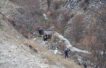 Amasya'da otomobil yamaçtan devrildi: 4 yaralı