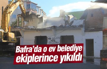 Bafra’da o ev belediye ekiplerince yıkıldı
