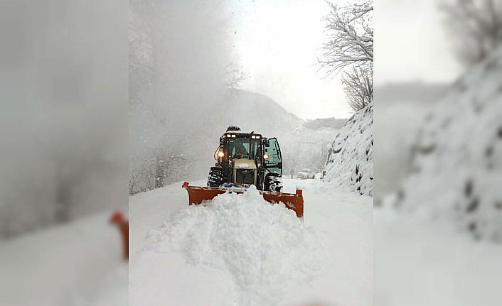 Batı Karadeniz'de kar yağışı nedeniyle 634 köy yolu ulaşıma kapandı